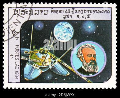 MOSKAU, RUSSLAND - 15. SEPTEMBER 2020: Briefmarke gedruckt in Laos zeigt Jules Verne & Luna 13, Space Exploration Serie, um 1984 Stockfoto