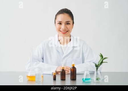 Der Wissenschaftler, Dermatologe testet das organische Naturkosmetikprodukt im Labor. Stockfoto