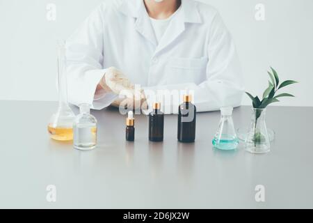 Der Wissenschaftler, Dermatologe testet das organische Naturkosmetikprodukt im Labor. Stockfoto