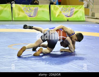 Orenburg, Russland - 15.-16. März 2017: Junge Männer treten im Sportwrestling bei der Wolga Federal District Championship im Sportwrestling an Stockfoto