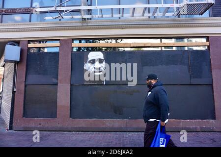 17. Oktober 2020. Gemälde von George Floyds Gesicht, Black Lives Matter Street Art, auf verklebten Fenstern. Market Street, San Francisco, Kalifornien, USA. Stockfoto