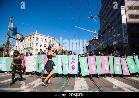 San Francisco, Kalifornien, USA. Oktober 2020. Pro-Trump-Demonstranten und Mitglieder der rechtsextremen konservativen Gruppe ‘Proud Boys' haben sich während der "Free Speech Rally" im San Francisco Civic Center am 17. Oktober 2020 in San Francisco, Kalifornien, mit alt-linken Demonstranten aus Antifa getroffen. Foto: Chris Tuite/ImageSPACE Credit: Imagespace/Alamy Live News Stockfoto