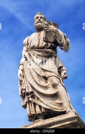 Statue des heiligen Paulus auf Ponte Sant'Angelo (die Brücke der Engel) in Rom, Italien Stockfoto