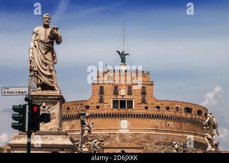 Statue des heiligen Paulus auf der Ponte Sant'Angelo (die Brücke der Engel) mit Castel Sant'Angelo im Hintergrund Stockfoto