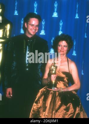 Los Angeles, California, USA 25. März 1996 Darsteller Tim Robbins und Schauspielerin Susan Sarandon, die Gewinnerin der Best Actress für ihre Rolle als Schwester Helen Prejean in 'Dead man Walking' Pose mit ihrem Oscar bei den 68. Annual Academy Awards in Dorothy Chandler Pavilioin am 25. März, 1996 in Los Angeles, Kalifornien, USA. Foto von Barry King/Alamy Stockfoto Stockfoto