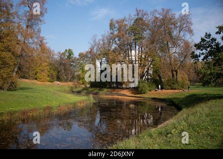 Der Pavillon Tempel der Freundschaft in Pawlowsk Park bei Sankt Petersburg, Russland. Herbstsonniger Tag. Stockfoto