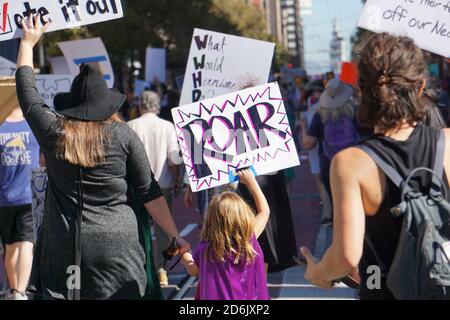 17. Oktober 2020. Marsch der Frauen in San Francisco vor den US-Präsidentschaftswahlen. Kleines Mädchen feministische Protesterin hält BRÜLLEN Zeichen auf der Market Street. Stockfoto