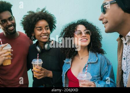 Portrait einer multiethnischen Gruppe von Freunden, die Spaß zusammen haben und sich beim Trinken von frischem Fruchtsaft amüsieren. Stockfoto