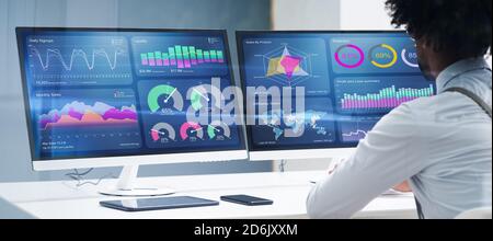 Business Data Analyst Mit Computer. Afroamerikanischer Berater Stockfoto