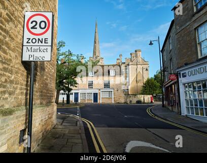 20 mph Zone am Eingang zum Market Place, Oundle, England. Stockfoto