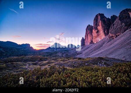 Panoramablick auf die Nordwände der Berggruppe Tre Cime di Lavaredo bei Sonnenaufgang. Stockfoto