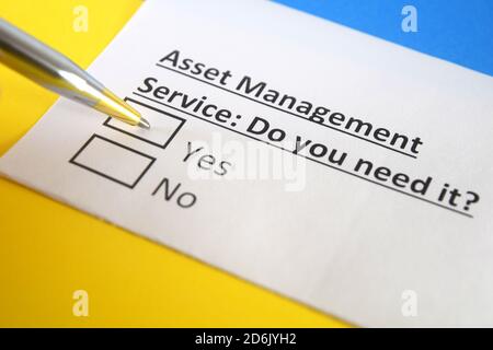 Eine Person beantwortet Fragen zum Asset-Management-Service. Stockfoto