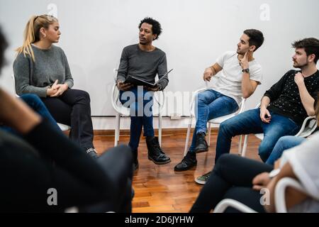 Gruppe multiethnischer kreativer Geschäftsleute, die an einem Projekt arbeiten und ein Brainstorming-Meeting haben. Teamarbeit und Brainstorming-Konzept. Stockfoto