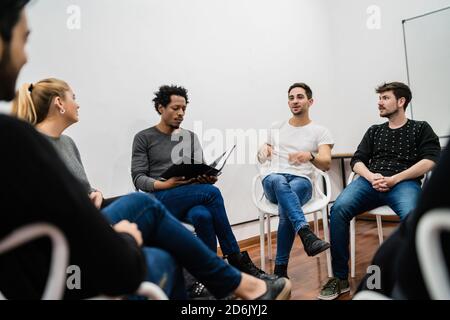 Gruppe multiethnischer kreativer Geschäftsleute, die an einem Projekt arbeiten und ein Brainstorming-Meeting haben. Teamarbeit und Brainstorming-Konzept. Stockfoto