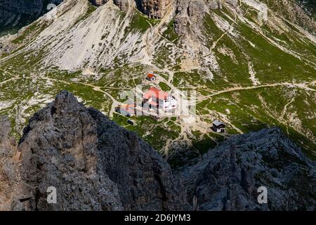 Panoramablick auf die Dreizinnenhütte, die Locatelli Hütte und eine kleine Kapelle. Stockfoto