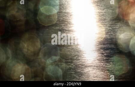 Abstrakte Aufnahme von Sonnenlicht Reflexionen auf dem Wasser und Linse Fackel Bokeh. Stockfoto