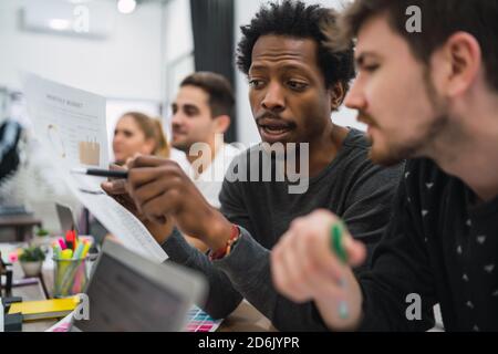 Zwei kreative Designer arbeiten gemeinsam an einem Projekt und teilen neue Ideen am Arbeitsplatz. Business- und Teamarbeitskonzept. Stockfoto