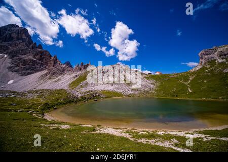 Der Bergsee Laghi dei Piani, unterhalb der Dreizinnenhütte, Rifugio Locatelli. Stockfoto