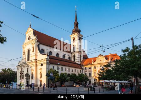 Brno, Tschechische Republik - September 12 2020: St. Thomas Kirche oder Kostel Svateho Tomase auf dem Mährischen Platz am Abend Stockfoto