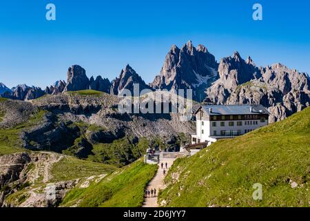 Die Berghütte Auronzo, Rifugio Auronzo, die Berggruppe Cadini di Misurina in der Ferne. Stockfoto