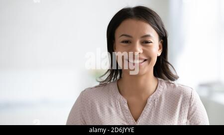 Headshot Porträt von lächelnden Biracial Frau posiert Stockfoto