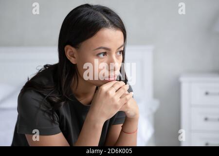 Nachdenklich biracial Frau Blick in ferne Denken Stockfoto