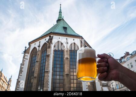 Tasty Pint of Light, Golden Pilsner Lager Bier genannt Svetly Lezak Pivo in der Tschechischen auf Saint James Platz in Brünn Stockfoto