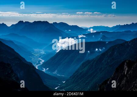 Luftaufnahme auf das Ansiei-Tal, das Val d'Ansiei, die Stadt Auronzo di Cadore und den See Lago di Santa Caterina. Stockfoto