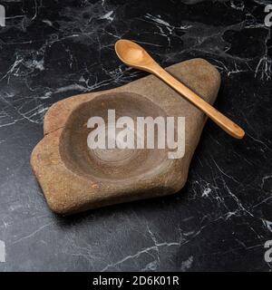 Handgefertigte Steinschale auf Marmor Stockfoto