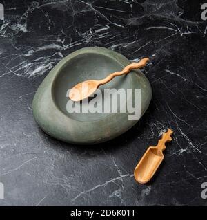 Handgefertigte Steinschale auf Marmor Stockfoto