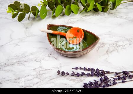 Bunte handgemachte Keramikschale auf Marmor Stockfoto