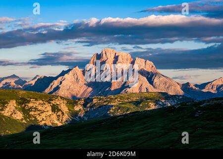 Die Berggruppe Croda Rossa, vom Col de Medo im Naturpark Tre Cime gesehen, bei Sonnenaufgang. Stockfoto