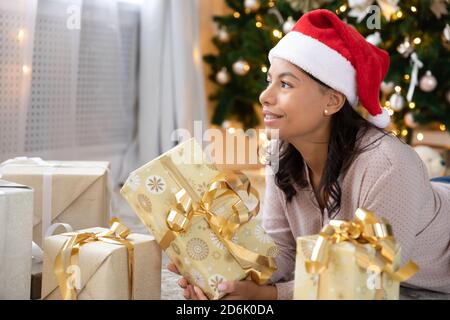 Afroamerikanische Frau feiern Weihnachten machen Wunsch Stockfoto