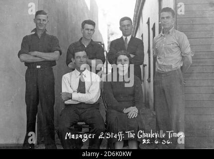 Mitarbeiter der Zeitung Charleville Times posieren für die Kamera, 22. Juni 1936. Redakteur John Gillard McKechnie vorne links. Aus der Sammlung der Familie McKechnie. Stockfoto