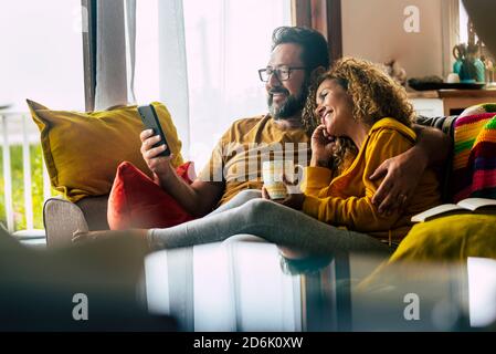 Erwachsene kaukasischen Paar zu Hause genießen Telefonkonferenz mit Freunde - Menschen und Technologie-Aktivität - glücklicher Mann und Frau frühstücken zusammen Stockfoto