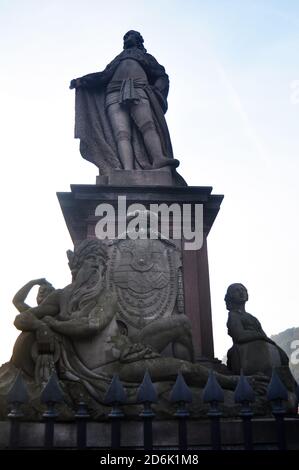 Statue von Prinz Karl Theodor und den begleitenden Gottheiten Auf der Karl Theodor Alten Brücke von Heidelberg überqueren Sie den Neckar Fluss bei Heidelberg Stadt auf N Stockfoto