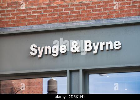 Derry, Nordirland - 27. September 2020: Das Schild für Synge & Bryrne in Derry. Stockfoto