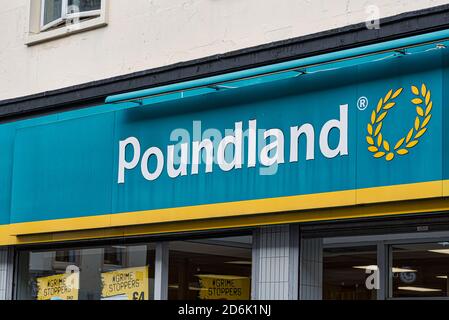 Derry, Nordirland - 27. September 2020: Das Schild nach Poundland in Derry. Stockfoto