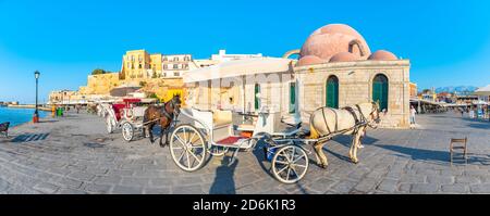 Panorama des alten Hafens von Chania mit Pferdekutschen und Moschee, Kreta, Griechenland. Stockfoto