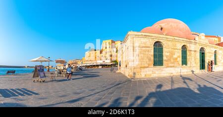 Panorama des alten Hafens von Chania mit Pferdekutschen und Moschee, Kreta, Griechenland. Stockfoto