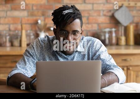 Betäubt biracial Mann schockiert durch unerwartete Nachrichten online Stockfoto