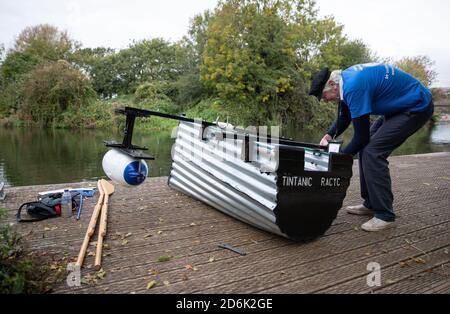 Michael Stanley, der auch als 'Major Mick', 80, bekannt ist, legt sein Boot in Hunston, West Sussex, auf, als er sich in seinem selbstgemachten Ruderboot, dem Tintanic, auf dem Chichester-Kanal anreiht. Major Mick, 80, rudert in seinem selbstgemachten Ruderboot, der Tintanic, entlang des Chichester Kanals für eine 100 Meilen lange Charity Challenge, die 3 Meilen auf einmal rudert, um Geld für das St Wilfrid's Hospiz in Bosham zu sammeln. Stockfoto