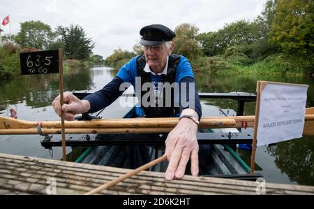 Michael Stanley, der auch als 'Major Mick', 80, bekannt ist, legt sein Boot in Hunston, West Sussex, auf, als er sich in seinem selbstgemachten Ruderboot, dem Tintanic, auf dem Chichester-Kanal anreiht. Major Mick, 80, rudert in seinem selbstgemachten Ruderboot, der Tintanic, entlang des Chichester Kanals für eine 100 Meilen lange Charity Challenge, die 3 Meilen auf einmal rudert, um Geld für das St Wilfrid's Hospiz in Bosham zu sammeln. Stockfoto