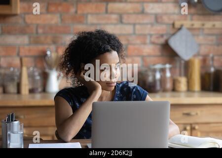 Junge Africana amerikanische Frau abgelenkt von Computer träumen