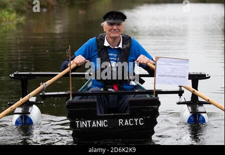 Michael Stanley, der auch als "Major Mick" bekannt ist, macht sich auf den Weg von Hunston, West Sussex, um in seinem selbstgemachten Ruderboot, dem Tintanic, am Chichester-Kanal entlang zu rudern. Major Mick, 80, rudert entlang des Chichester Kanals für eine 100 Meilen lange Charity Challenge, die 3 Meilen auf einmal zurückgelegt wird, um Geld für das St. Wilfrid's Hospiz in Bosham zu sammeln. Stockfoto