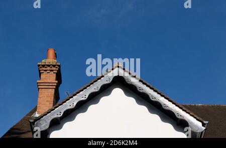 Dach des viktorianischen Hauses mit Soffits und verzierten Backstein gebaut Kamin Stockfoto