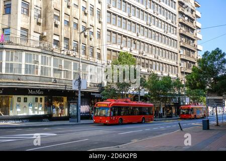 Belgrad / Serbien - 16. Mai 2020: Obusse der Verkehrsgesellschaft "Belgrad" (GSP Beograd) in der Innenstadt von Belgrad, der Hauptstadt Serbiens Stockfoto