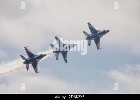 Huston, USA. Oktober 2020. Flugzeuge treten während der Fort Worth Alliance Air Show in Fort Worth, Texas, USA, am 17. Oktober 2020 auf. Quelle: Tian Dan/Xinhua/Alamy Live News Stockfoto