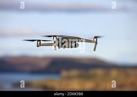 DJI Mavic pro 2 Drohne fliegt in Schottland Stockfoto