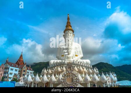 5 sitzende buddha Statuen auf Khao Kho Hügel der schöne Wahrzeichen und berühmt in Petchabun Thailand Stockfoto